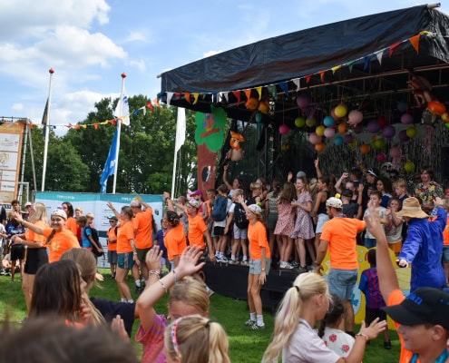 Kindervakantiewerk Groesbeek met kinderen op feestelijke buitenlocatie.