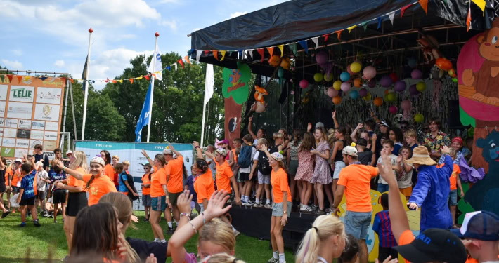 Kindervakantiewerk Groesbeek met kinderen op feestelijke buitenlocatie.